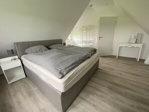 2 Schlafzimmer, Schreibtisch, Reisekinderbett, kostenloses WLAN