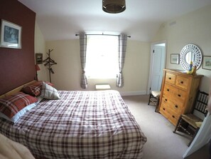 5 bedrooms, WiFi, bed sheets