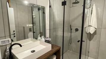 Suihku, pyyhkeet, saippua, sampoo