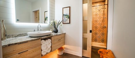 Doccia, asciugacapelli, asciugamani, sapone