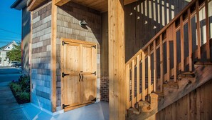 Een houten huis met een dubbele deur en een houten trap.