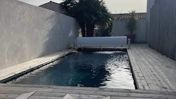 Een buitenzwembad en een verwarmd zwembad