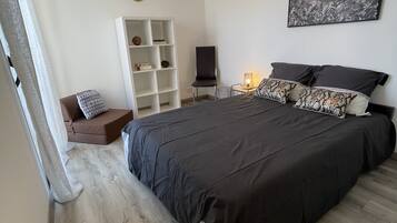 2 slaapkamers, een bureau, een strijkplank/strijkijzer, reisbedje