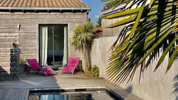 Een buitenzwembad en een verwarmd zwembad