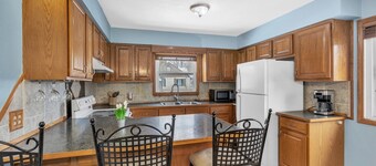 Lovely PET FRIENDLY three bedroom in desirable Urbandale Location! by RedAwning