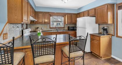 Lovely PET FRIENDLY three bedroom in desirable Urbandale Location! by RedAwning