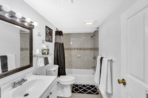 Een douche, een haardroger, handdoeken