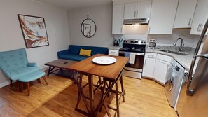 Kylskåp, mikrovågsugn, ugn och spishäll