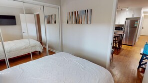 3 bedrooms, iron/ironing board, bed sheets - Downtown 2 bed, 2 bath, pet friendly apartment ~Bumble Bee (Charleston)