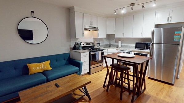 Kylskåp, mikrovågsugn, ugn och spishäll