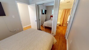 2 sovrum, strykjärn/strykbräda och sängkläder