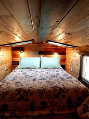 2 bedrooms, desk, WiFi, bed sheets
