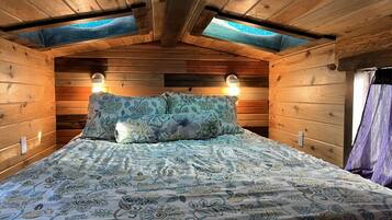 2 bedrooms, desk, WiFi, bed sheets