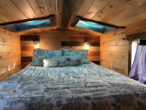 2 bedrooms, desk, WiFi, bed sheets