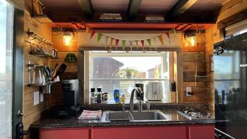 Fridge, oven, stovetop, coffee/tea maker