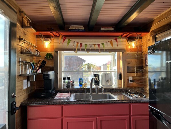 Fridge, oven, stovetop, coffee/tea maker