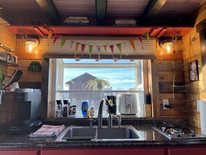 Kjøleskap, ovn, kokeplater og kaffetrakter/tekoker