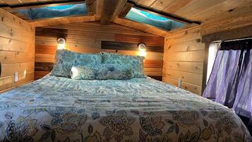 2 bedrooms, desk, WiFi, bed sheets