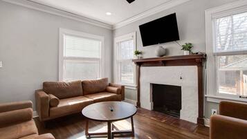 Een televisie, streamingdiensten en een kantoor