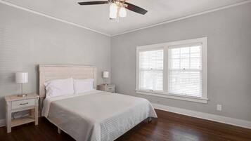 2 slaapkamers, een bureau, een strijkplank/strijkijzer, reisbedje