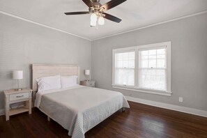 2 sovrum, skrivbord, strykjärn/strykbräda och resesäng