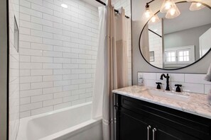 Bathtub, hair dryer, towels - 2 Bed 1 Bath Property in College Hill with Garage! (Wichita)