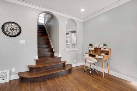 Interiör. 2 Bed 1 Bath Property in College Hill with Garage!