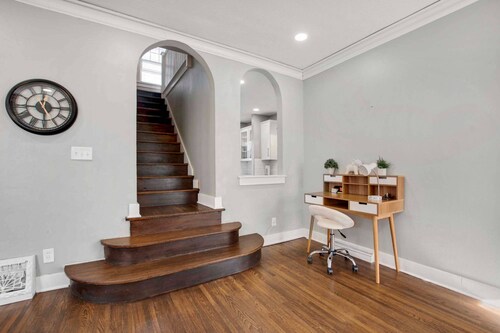 2 Bed 1 Bath Property in College Hill with Garage!