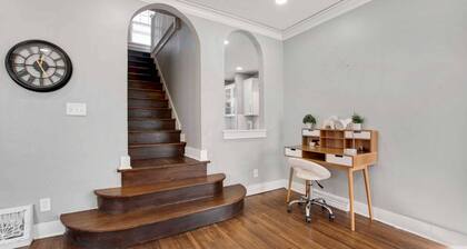 2 Bed 1 Bath Property in College Hill with Garage!