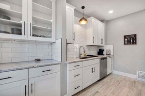 雪櫃、微波爐、焗爐、爐具