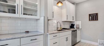 2 Bed 1 Bath Property in College Hill with Garage!