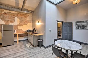 Fridge, microwave, coffee/tea maker, cookware/dishes/utensils - Cherokee Vacation Rental - On Main Street! (Cherokee)