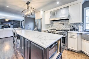 Fridge, microwave, stovetop, dishwasher - Saint Charles House Near Historic Downtown! (St Charles)