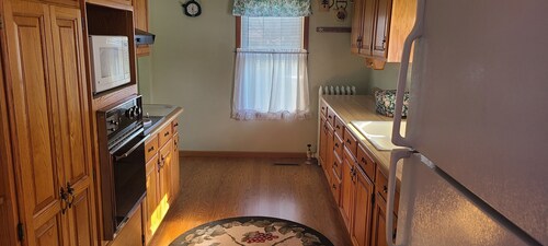 Beautiful home located near Beautiful lake, parks & Aquatic center