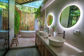 Ducha, secador de pelo, toallas y champú