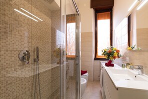 Leilighet – standard | Bad | Dusj, regndusjhode, hårføner og bidé