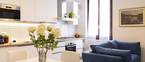 Standard Apartment | Private kitchen | Full-size fridge, microwave, oven, stovetop