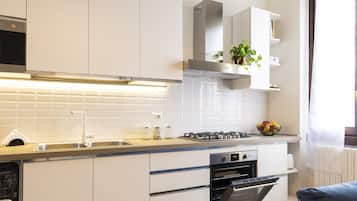 Standard Apartment | Private kitchen | Full-sized fridge, microwave, oven, stovetop