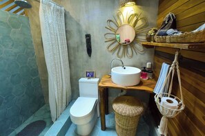Shower, eco-friendly toiletries, hair dryer, shampoo - Mini Up House · Romantic Caribbean Escape for 2 (Puerto Viejo de Talamanca)
