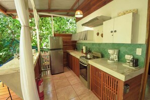 Kühlschrank, Ofen, Herdplatte, Wasserkocher mit Kaffee-/Teezubehör