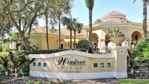 Skilt for Windsor Hills Klubhus med et tydeligt udsyn til bygningen i baggrunden.