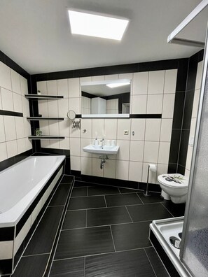 Chuveiro, secador de cabelo, sabonete, papel higiênico
