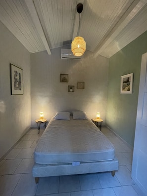 3 bedrooms, desk, iron/ironing board, travel cot