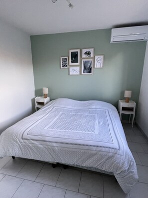 3 chambres, bureau, fer et planche à repasser, lit parapluie