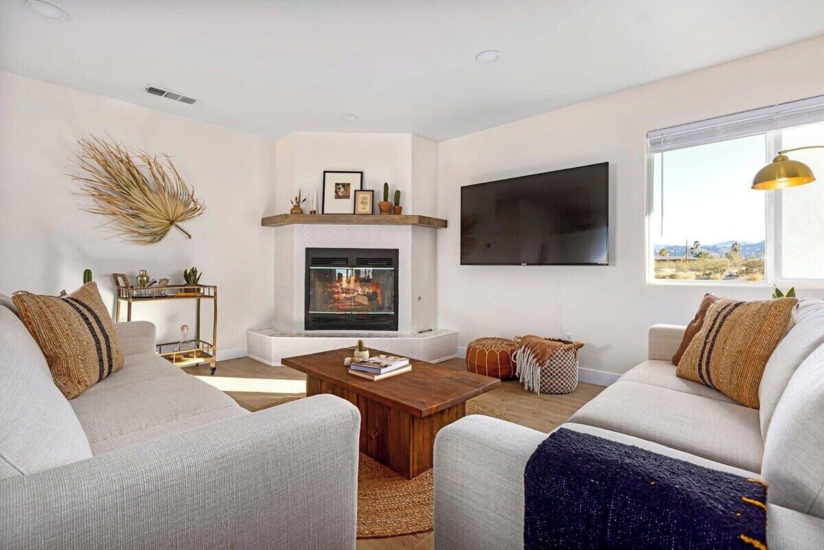 TV, fireplace