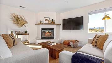 TV, fireplace