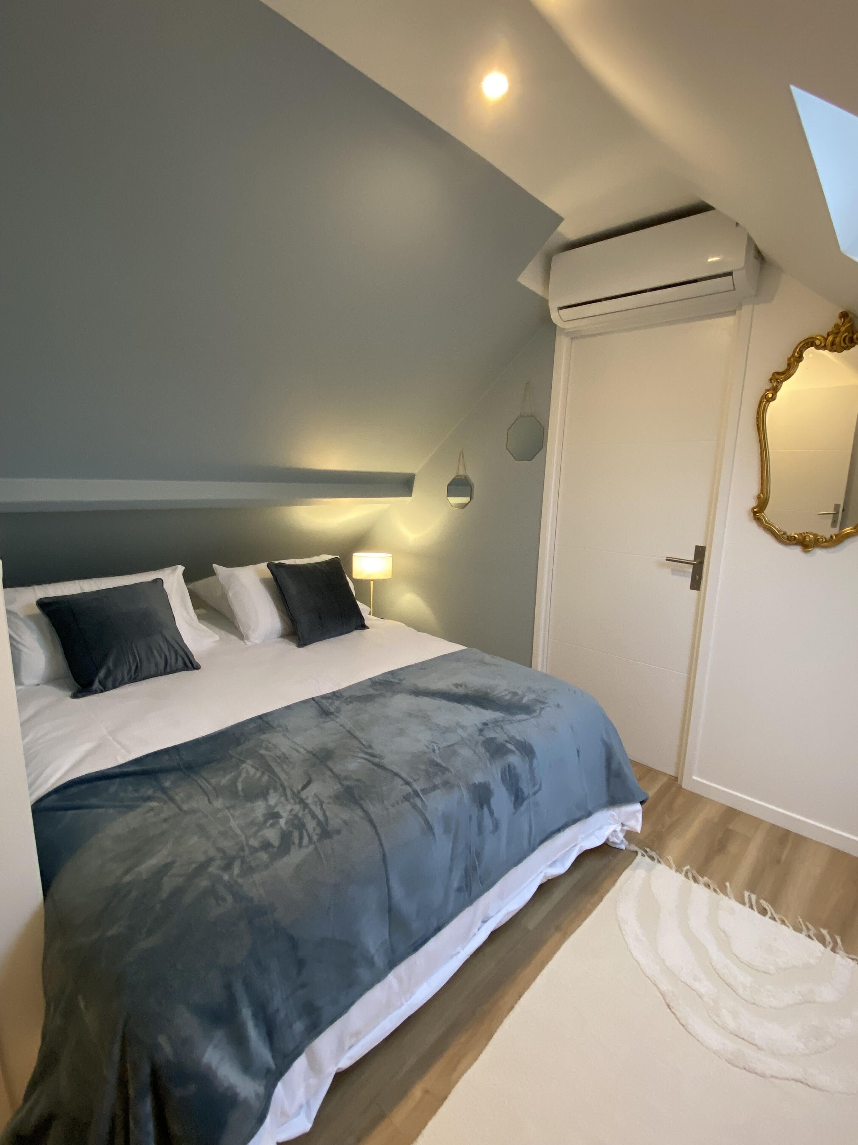 1 dormitori, escriptori i planxa i posts de planxar 