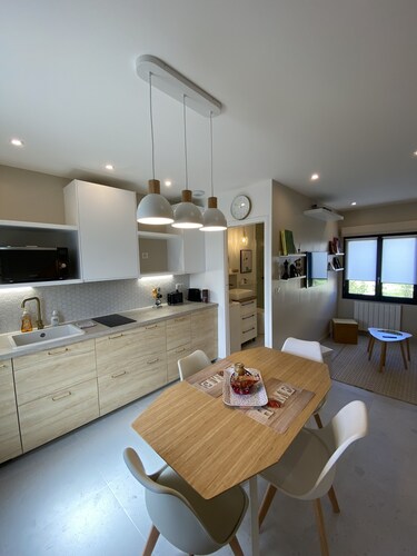 5 mn from THOIRY theme park, 52 m2 apartment with private garden