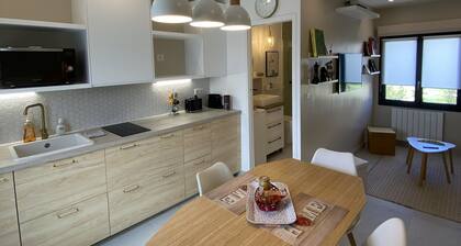 5 mn from THOIRY theme park, 52 m2 apartment with private garden