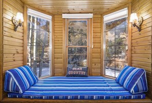 3 bedrooms, WiFi, bed sheets - Riverfront Escape! 20-NCD0321 (Estes Park)